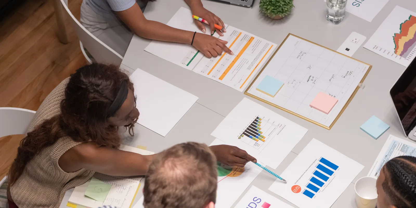 Team bespricht Budget und Auswertungen für ein gemeinsames Marketingprojekt