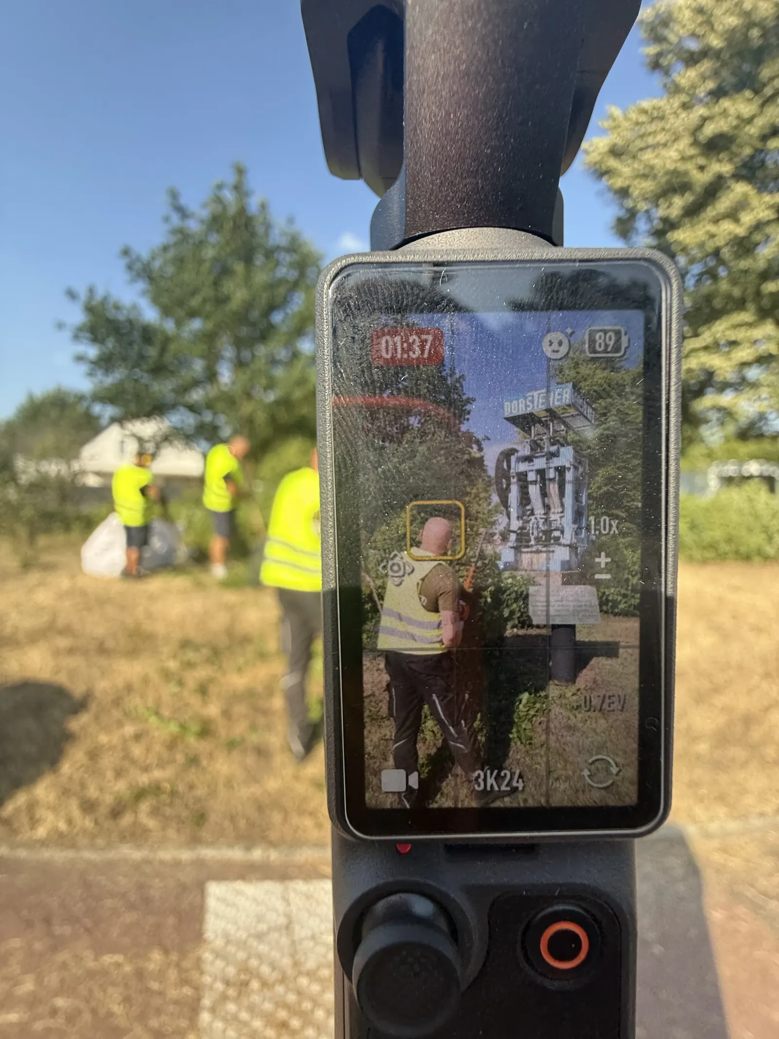 DJI-Kamera beim Videodreh bei Handwerkservice Dobielinski in Dorsten — Team in gelben Warnwesten bei Gartenarbeiten im Sommer