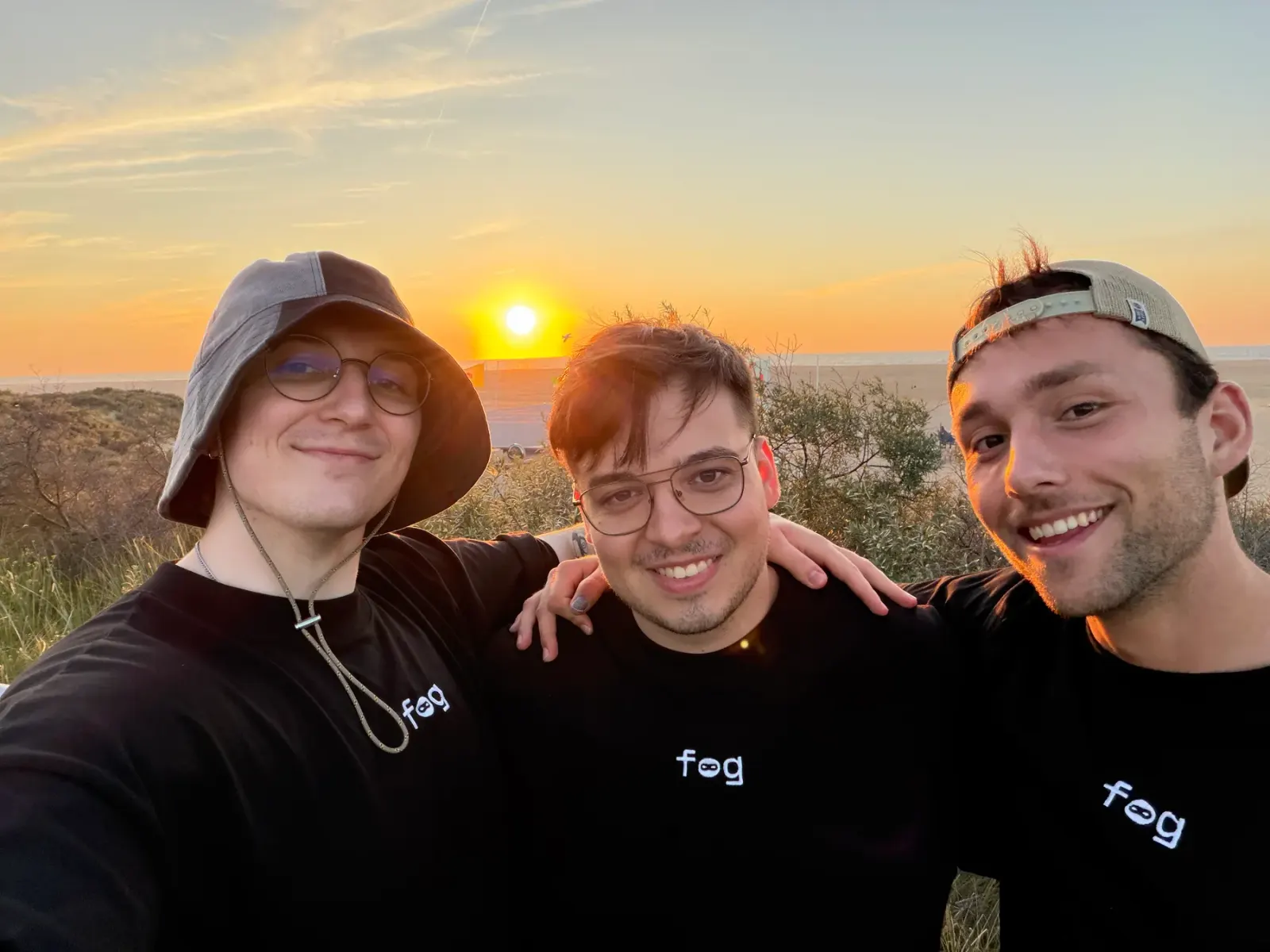 Das fog.ninja Team – Mateusz, Moritz und Patryk am Meer